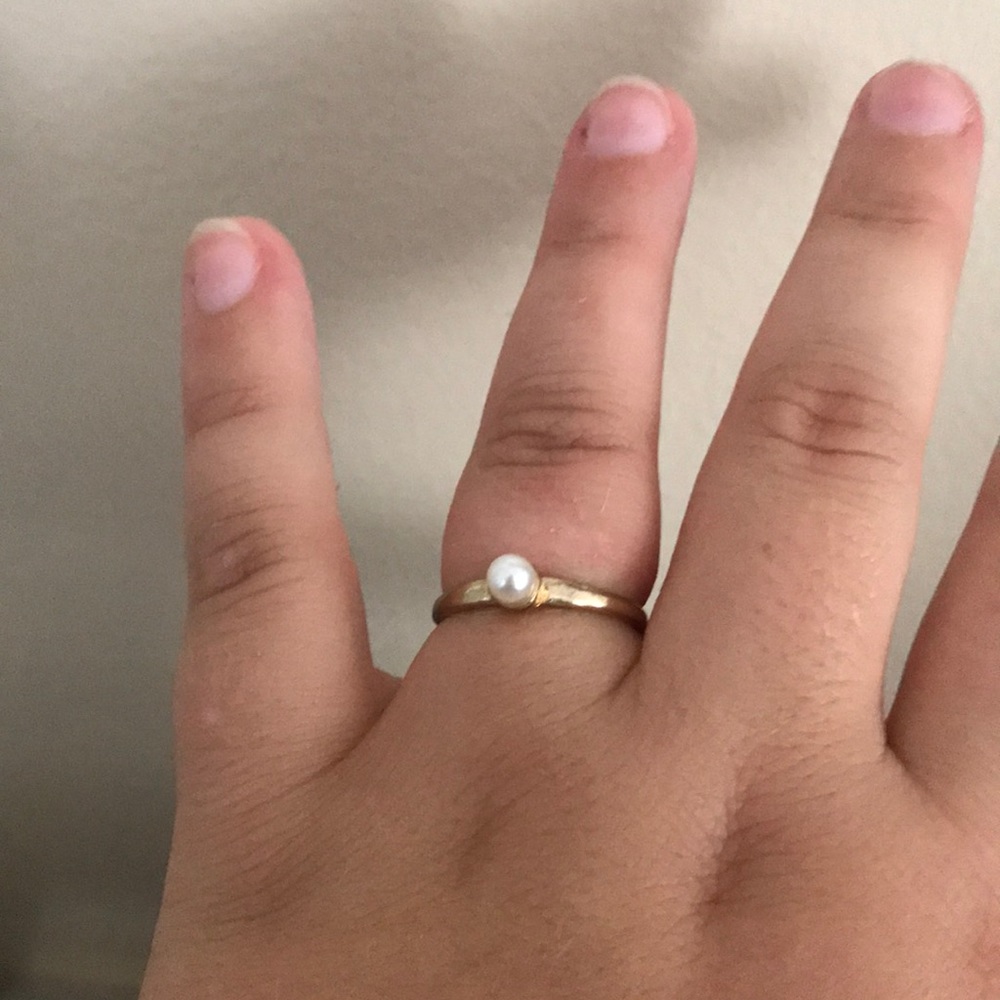 Pearl ring (NOT REAL)